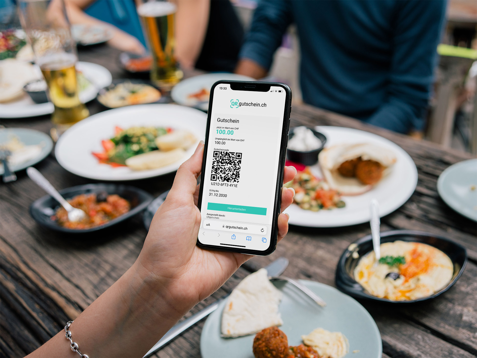 Digitaler Gutschein mit QR-Code von QRgutschein.ch, der dem Kellner im Gastrobetrieb gezeigt wird